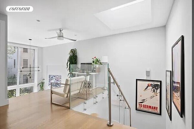Foto del edificio - 352 W 11th St