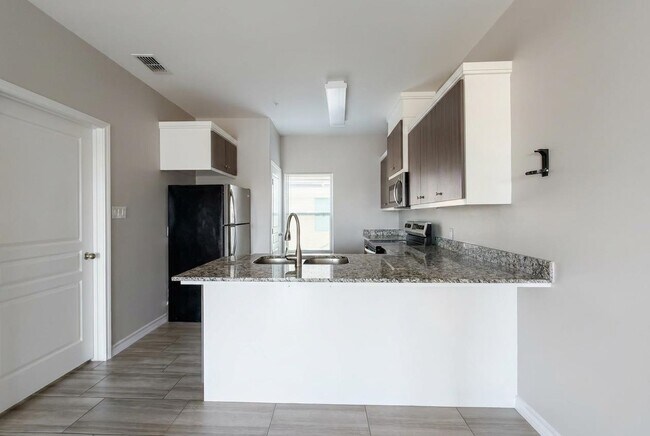 Building Photo - 5601 Cuenca Dr