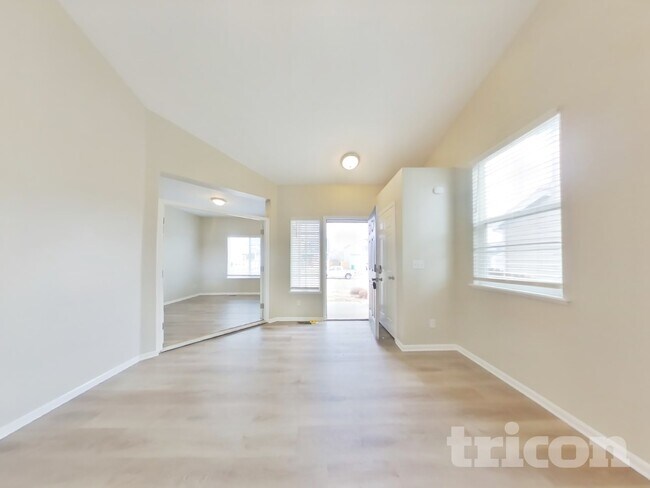 Foto del edificio - 565 Winebrook Way