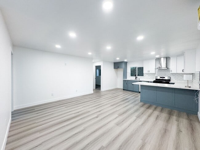 Building Photo - Freshly Renovated 3bd 2 ba in the heart of...