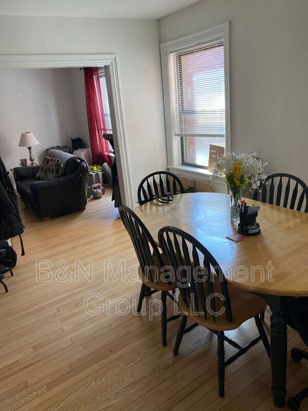 Foto principal - 916 W Oakdale Ave