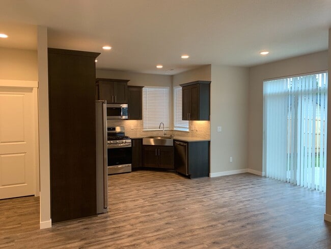 Building Photo - Salmon Creek Legacy Estates....  Front yard care provided - EZ 1/5 & 205 access