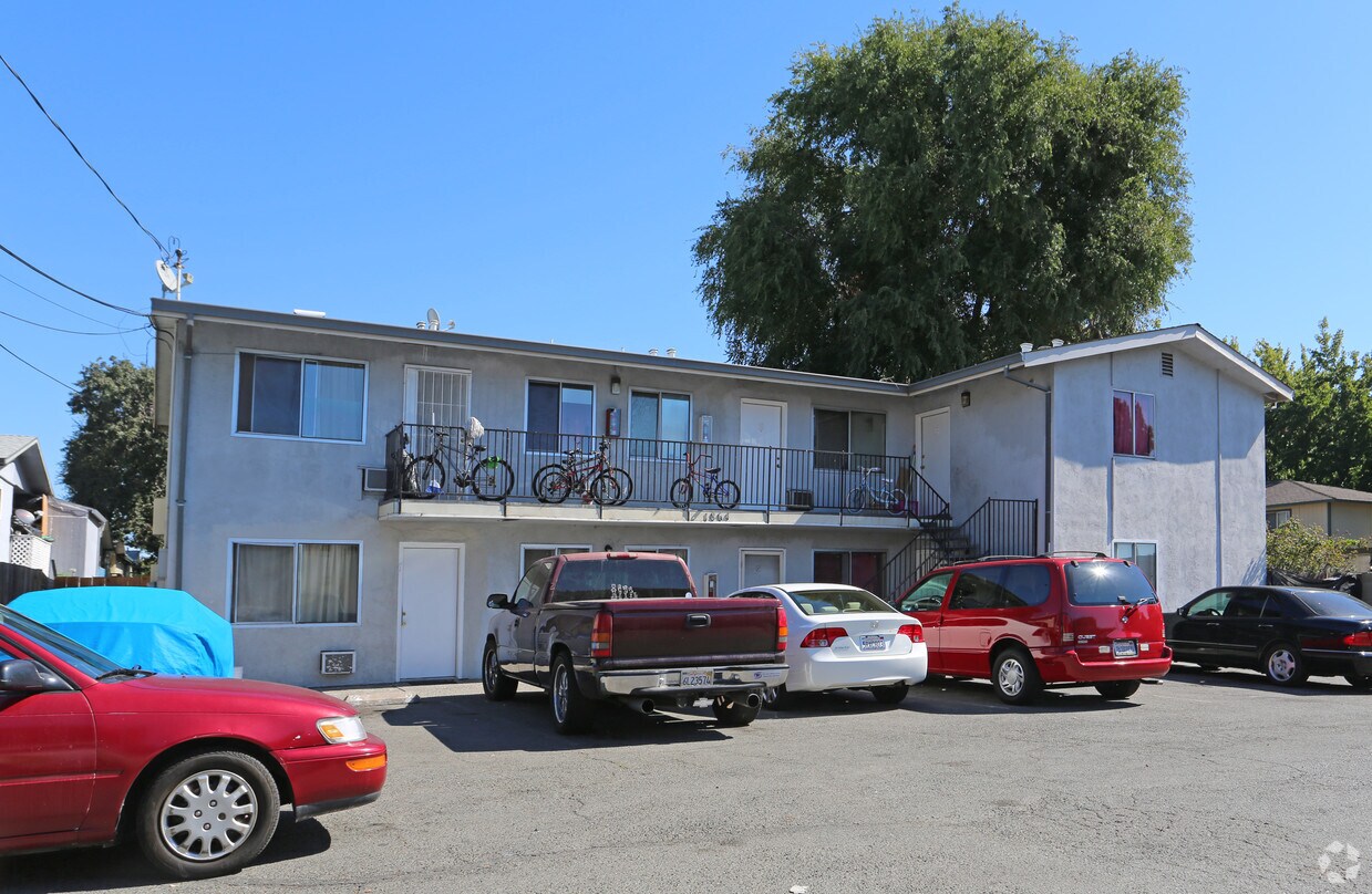 Building Photo - 1864 Robin Ln