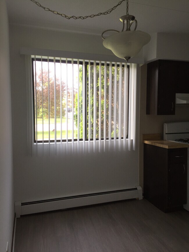 Kitchen eat in area - 15705 Tiffany Dr