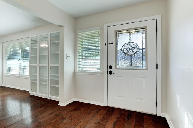 Building Photo - 909 Merriman Ct