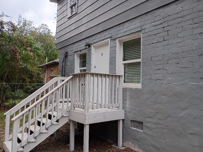 Building Photo - 856 Center St