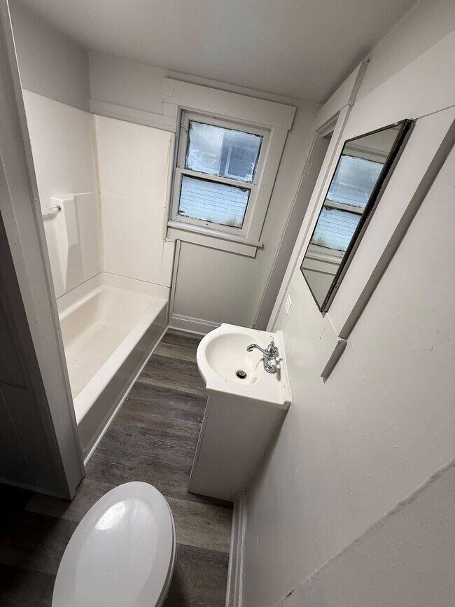 Foto del edificio - 724 Luck Ave