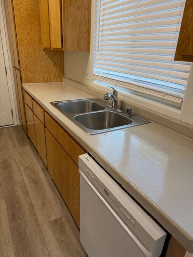 Foto del edificio - 6712 Edgeview Dr