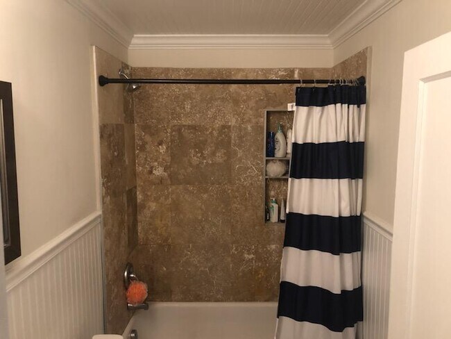 bathroom - 2300 Mount Pleasant St