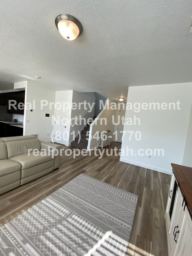 Building Photo - Gorgeous 3 Bedroom 2.5 Bathroom Syracuse H...