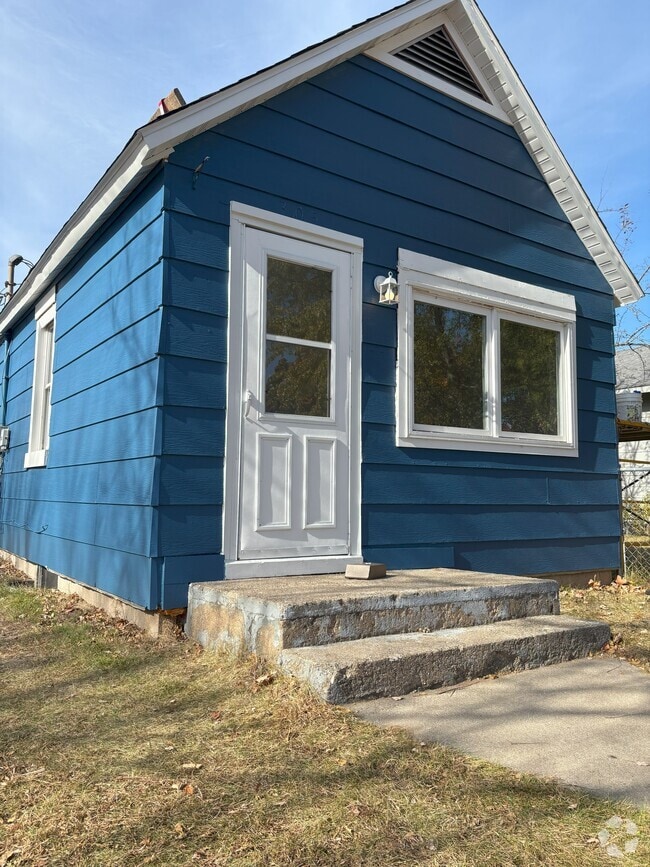 Building Photo - 305 20th St N