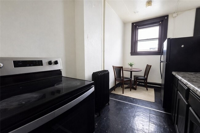 Building Photo - 134-136-136 Castle St