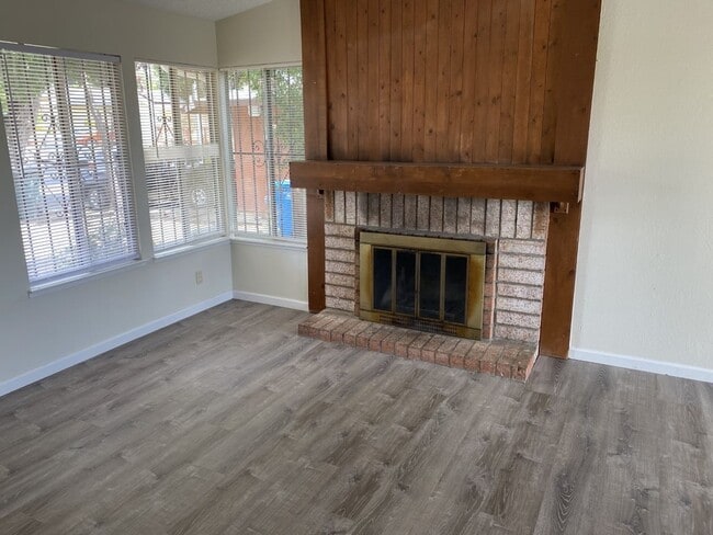 Building Photo - 3 Bedroom, 2 Bath, 1126 Square Foot Home