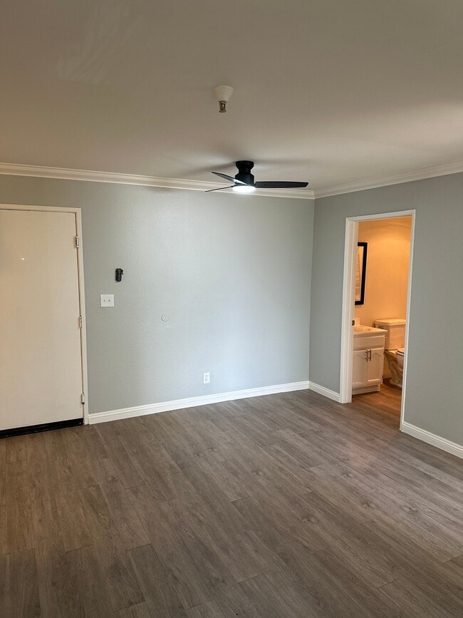 Building Photo - 5811 Tujunga Ave