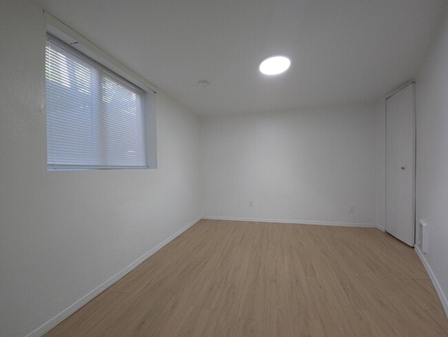 Building Photo - 2bd 1bth Basement Unit