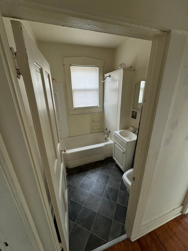 Baño - 208 N Adams St