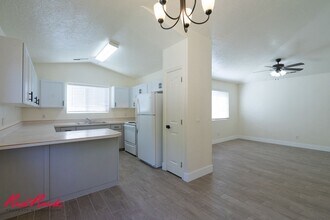 Building Photo - 441 Sunland Dr