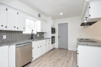 Building Photo - 15814 Winding Moss Dr