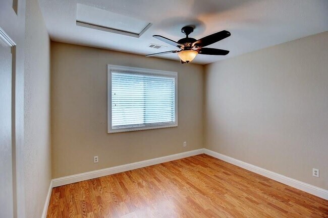 Building Photo - 2095 Fancy Oaks Dr