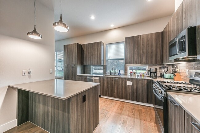 Photo - 2136 Dennis St House