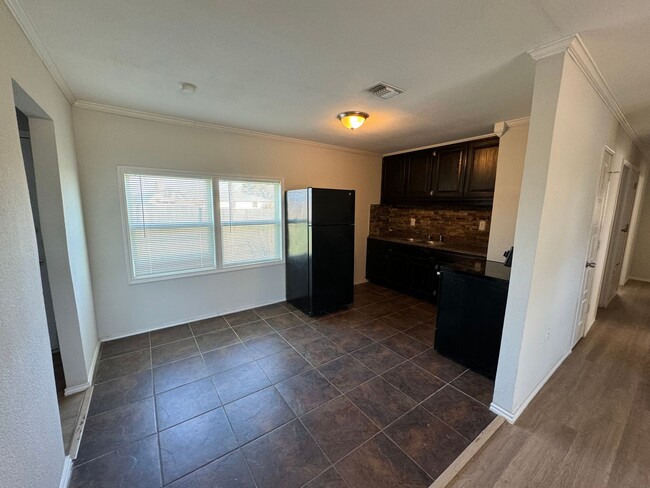 Foto del edificio - Newly renovated 4 bedroom home! Half off t...