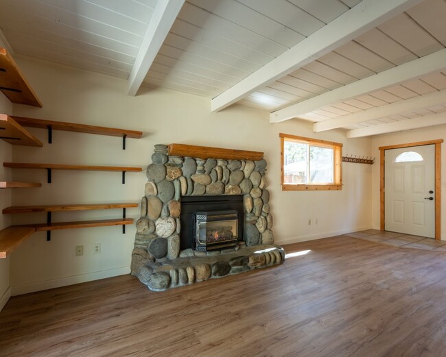 Foto del edificio - Charming pet friendly craftsman style home...