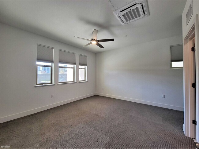 Building Photo - 4 br, 3.5 bath Townhome - 5834 Flash Lane