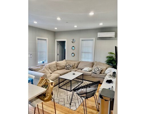 Foto principal - 8 W Bellflower St
