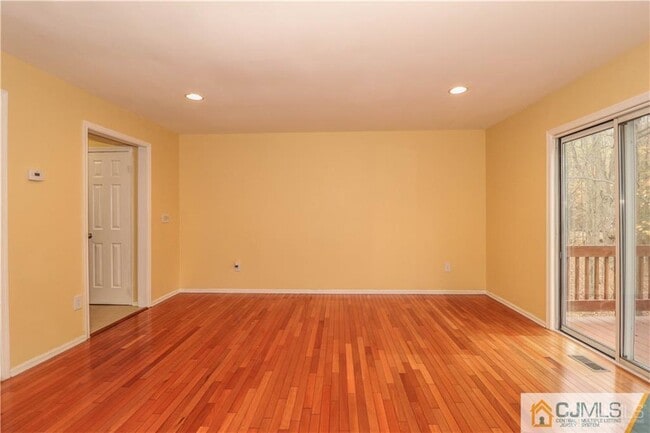 Building Photo - 18 Snowflake Ln