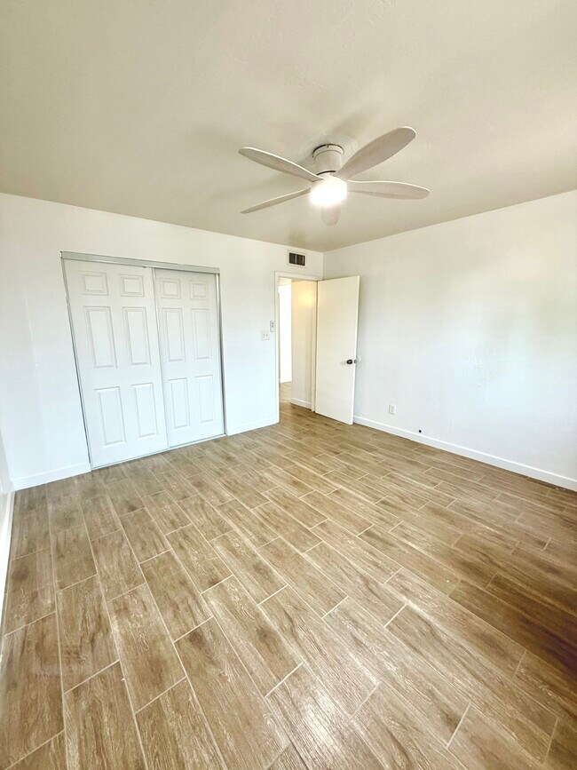 Foto del edificio - 1731 E Cheery Lynn Rd