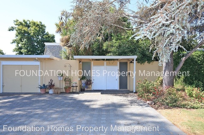 Building Photo - 902 Bel Marin Keys Blvd