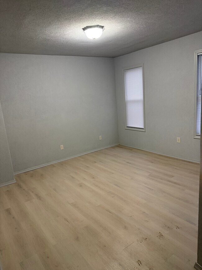 Building Photo - 613 Kirkland St