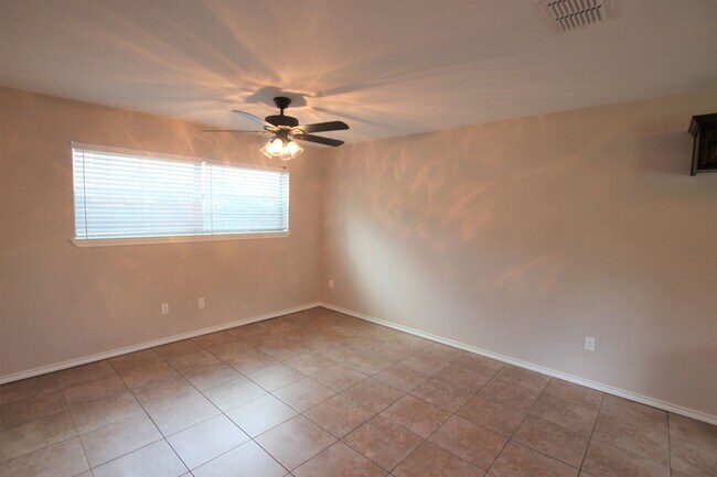 Foto del edificio - Coming Soon: 2 Bedroom Duplex for Rent in ...