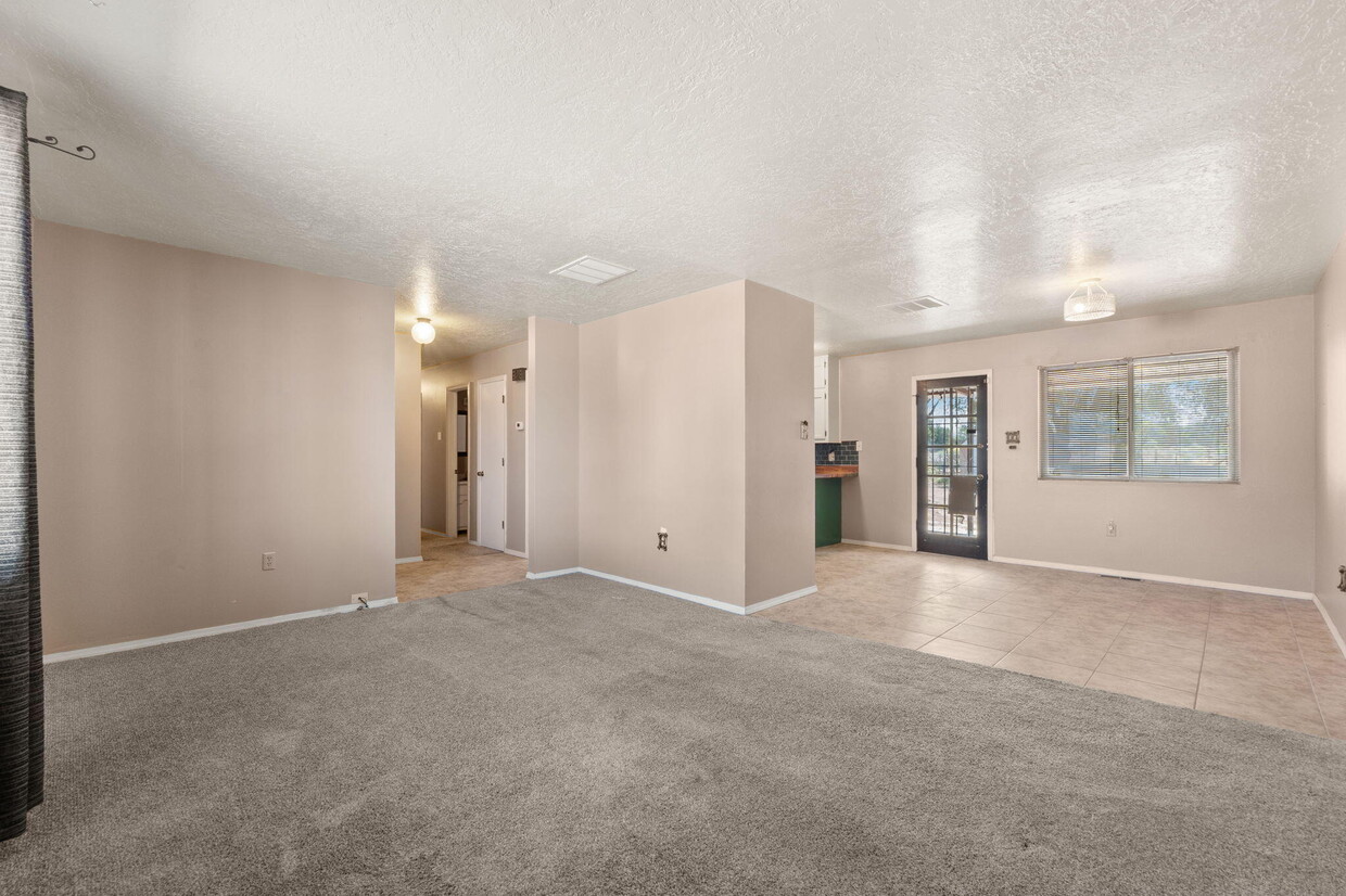 Building Photo - 20 Cactus Dr