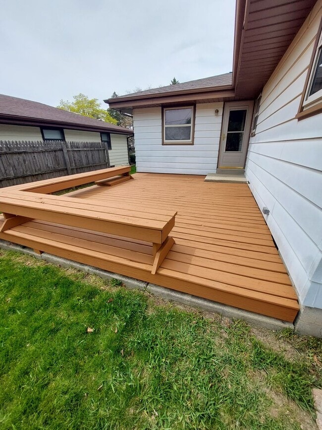 Building Photo - 3 bedroom 1.5 bath home with attached 1 ca...