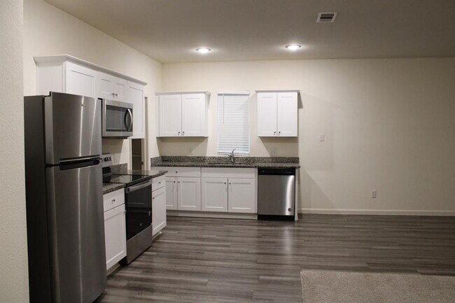 Building Photo - 748 Crestridge Dr