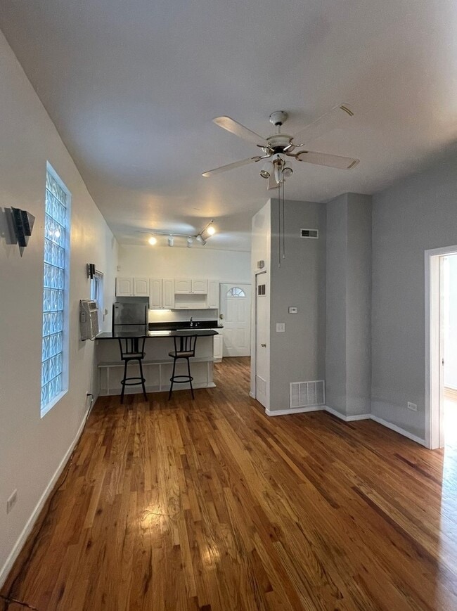 Building Photo - 2321 W Belmont Ave
