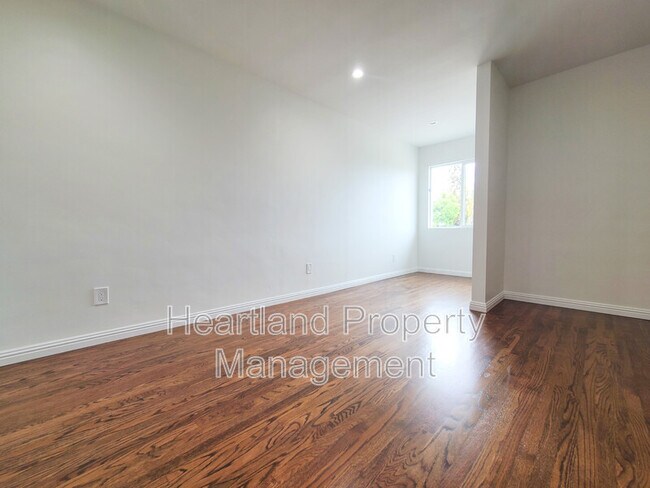 Building Photo - 1265 El Rey Ave
