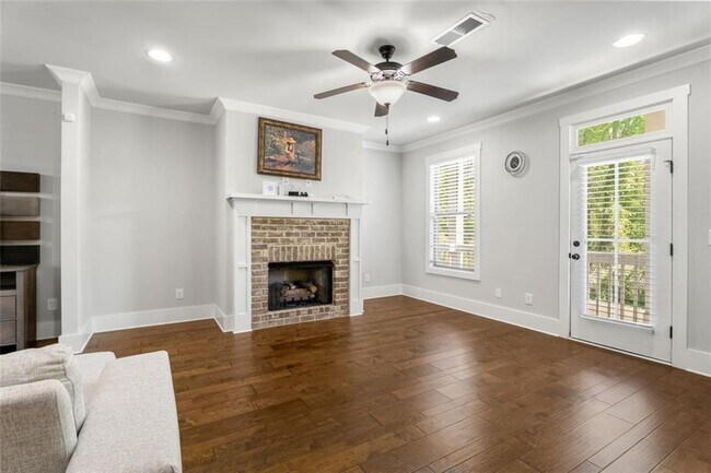 Foto del edificio - 2413 Misty Hollow Pl