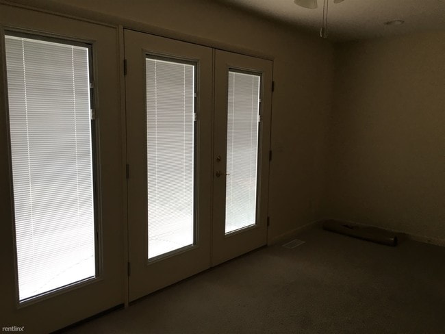 Building Photo - 2 br, 1.5 bath Apartment - 6320 Wells Rd 6320