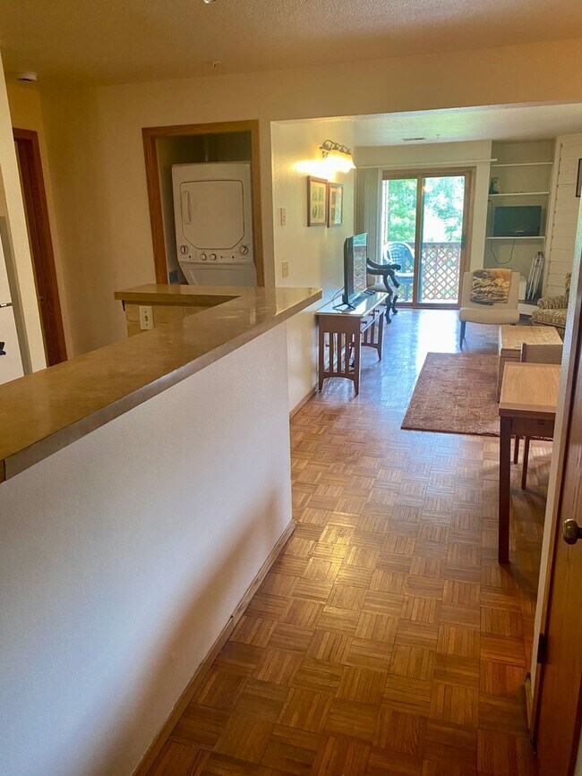 Foto del edificio - Furnished 2-Bedroom Condo with Great Amenities