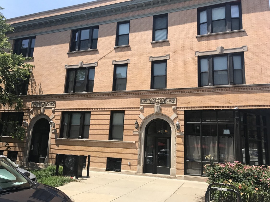 Primary Photo - 1568 N Hoyne Ave