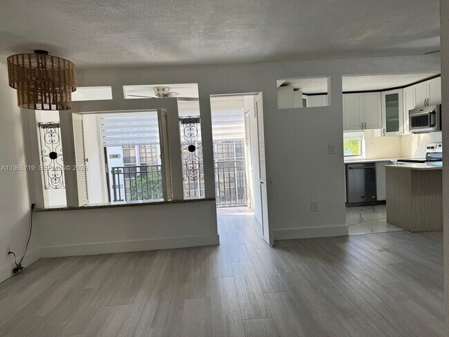 Foto del edificio - 17021 N Bay Rd