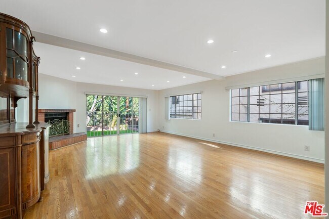 Foto del edificio - 10709 Ashton Ave