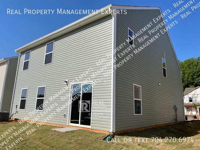 Building Photo - **MOVE IN SPECIAL** 4 Bedroom 2.5 Bath Hom...