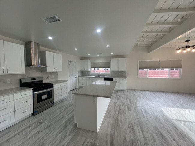 Building Photo - Beautifully renovated 3 bed 2 bath house