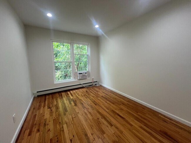 Foto del edificio - 3 bedroom in WOODSIDE NY 11377