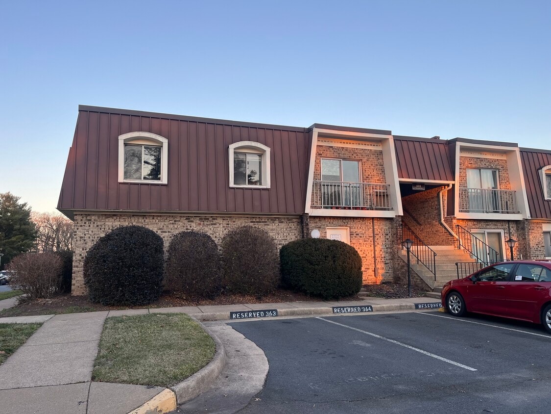 401 E Dartmouth Dr Unit 5, Sterling, VA 20164 Condo for Rent in