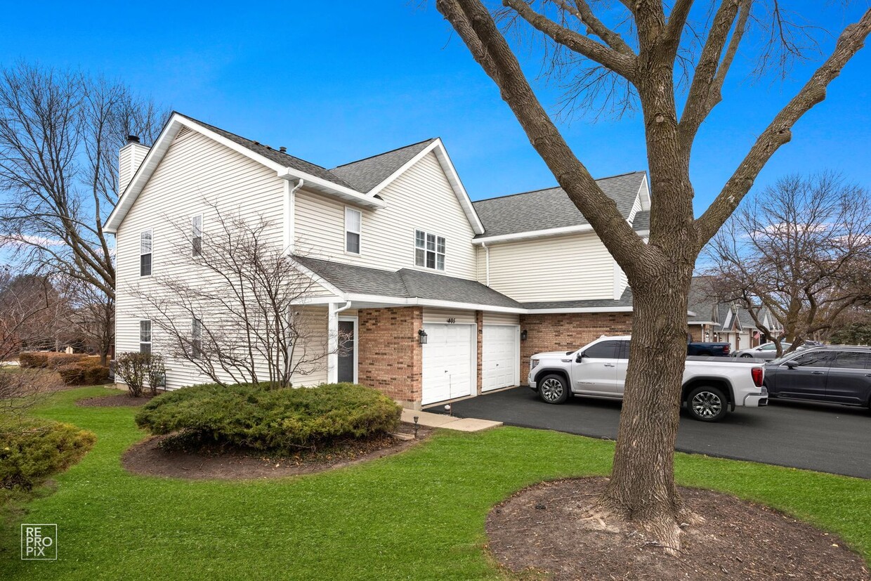 Primary Photo - Two Story End Unit Townhome in Itasca