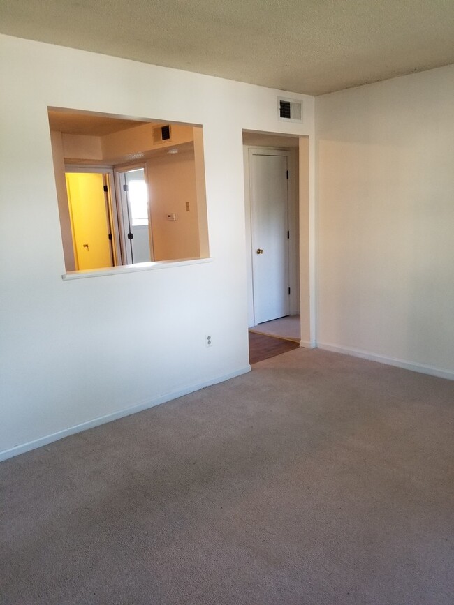 Building Photo - 806 Demaret Dr